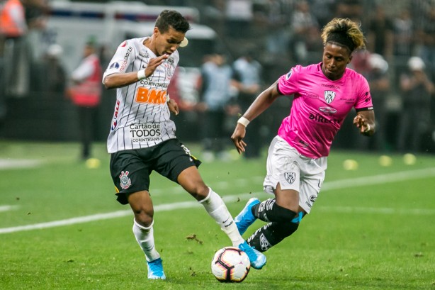 Meia-atacante Pedrinho no embate contra o Independiente del Valle, pela Copa Sul-Americana