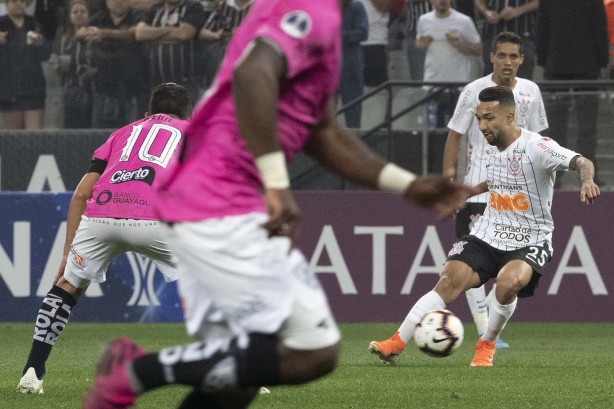 Meia Clayson no duelo contra o Del Valle, na Arena Corinthians, pela Copa Sul-Americana