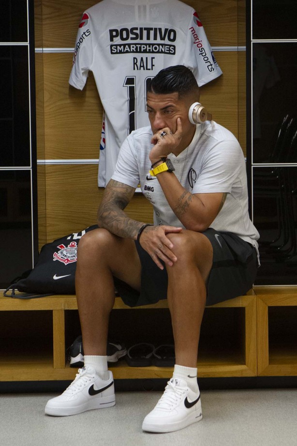 Ralf no vestiário da Arena Corinthians antes da partida contra o Del Valle