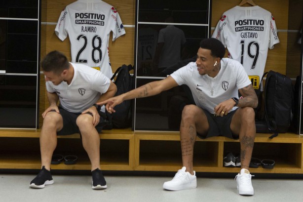 Ramiro e Gustavo no vestiário da Arena Corinthians antes da partida contra o Del Valle