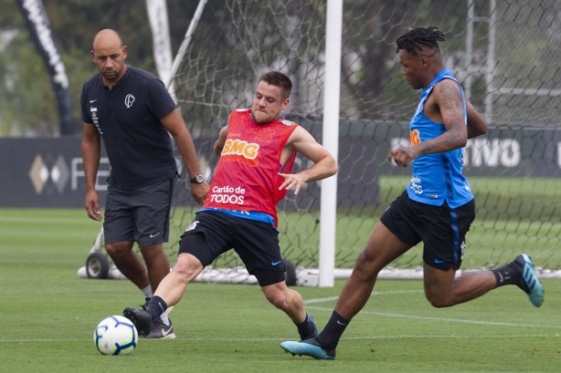 Ramiro e Jesus durante treino desta quinta-feira no CT Joaquim Grava