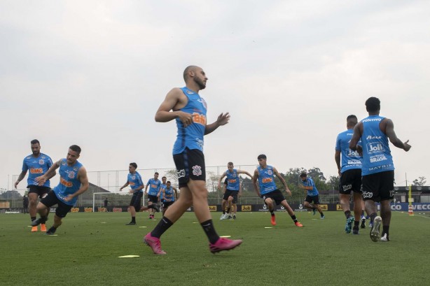 Régis e companheiros durante treino desta quinta-feira no CT Joaquim Grava