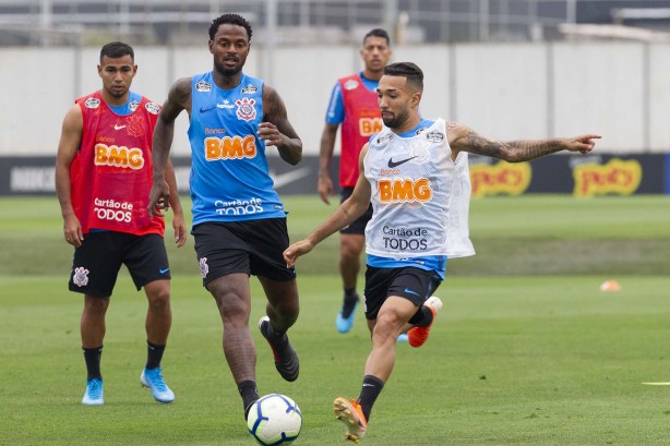 Sornoza, Renê e Clayson durante treino desta quinta-feira no CT Joaquim Grava