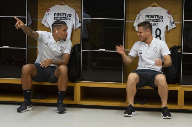 Urso e Ramiro no vestiário da Arena Corinthians antes da partida contra o Del Valle
