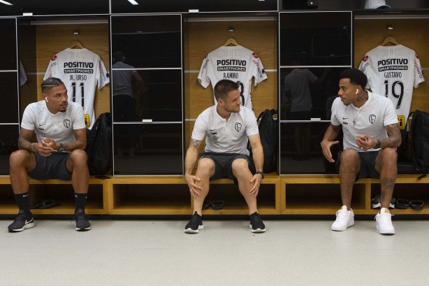 Urso, Ramiro e Gustavo no vestiário da Arena Corinthians antes da partida contra o Del Valle