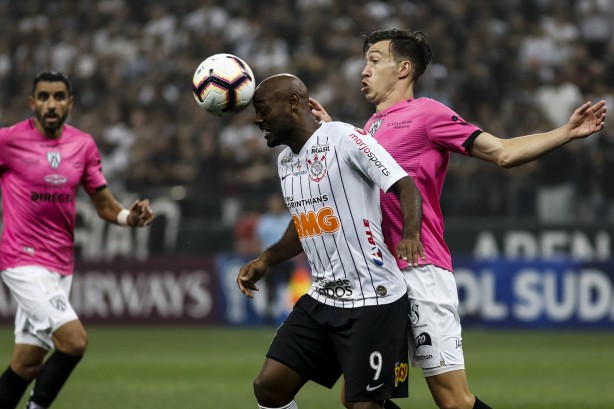 Vagner Love durante partida contra o Indendiente del Valle, pela Sul-Americana