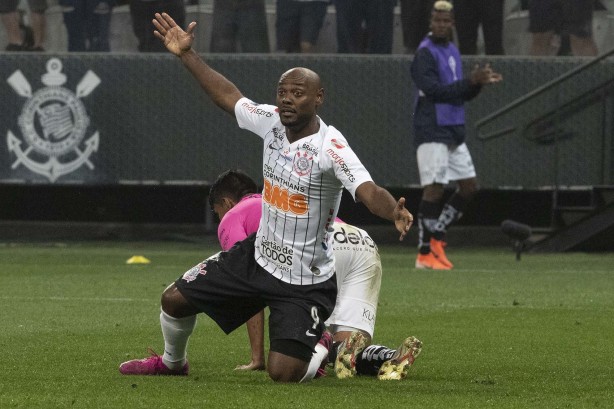 Vagner Love no duelo contra o Del Valle, na Arena Corinthians, pela Copa Sul-Americana