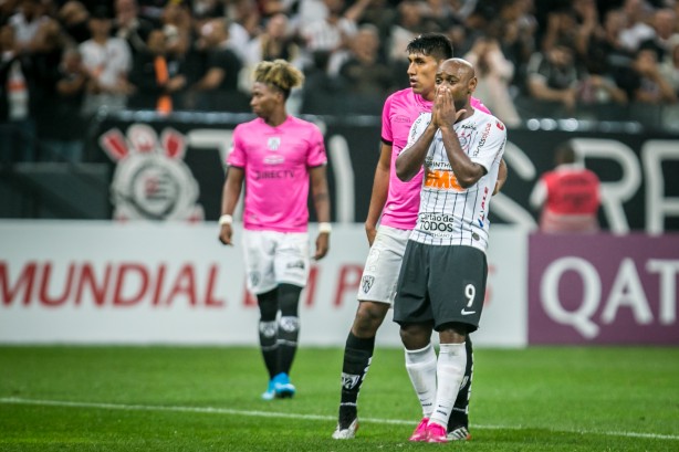 Vagner Love no duelo contra o Independiente del Valle, pela Copa Sul-Americana