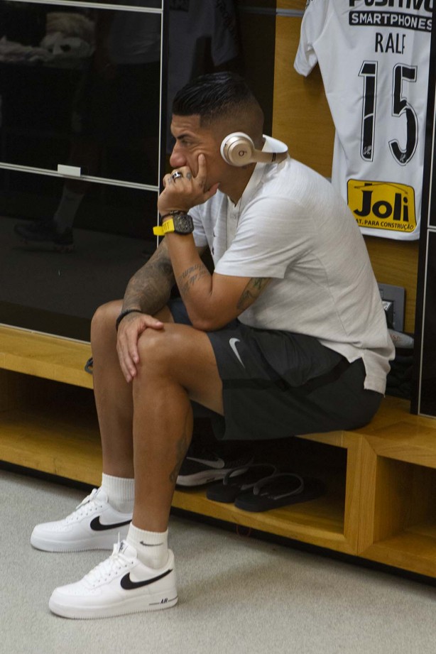 Volante Ralf no vestiário da Arena Corinthians antes da partida contra o Del Valle