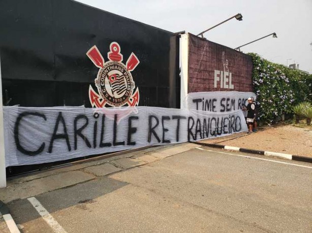 Carille foi o principal alvo do protesto na manhã desta sexta-feira