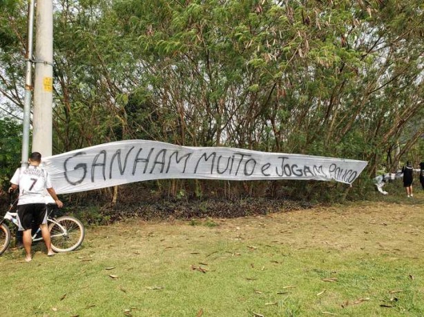 Corinthians chega em Cuiabá sob protesto da torcida; “vamos jogar bola” –  Só Notícias