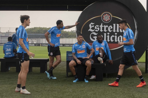 Elenco do Corinthians reunido no último treino antes do jogo contra o Bahia