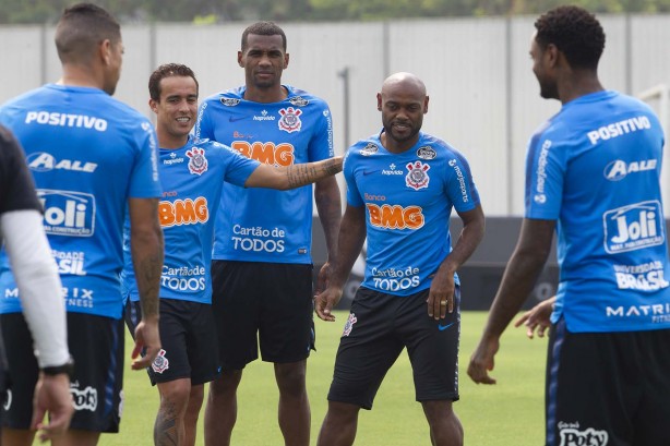 Jadson, Marllon e Love no último treino antes do jogo contra o Bahia, pelo returno do Brasileirão