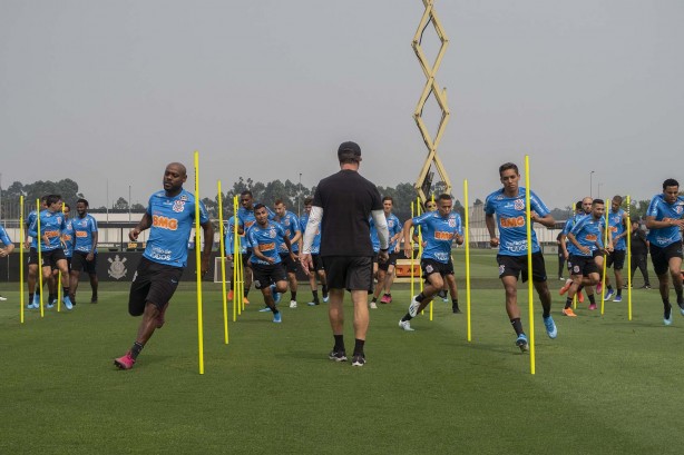 Love, Pedrinho e companheiros no último treino antes do jogo contra o Bahia