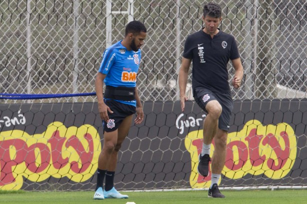 Meia Everaldo no último treino antes do jogo contra o Bahia, pelo returno do Brasileirão
