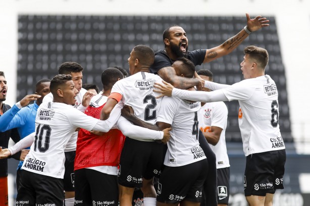 Elenco do Sub-20 comemora gol contra o Novorizontino, pelo Paulista da categoria