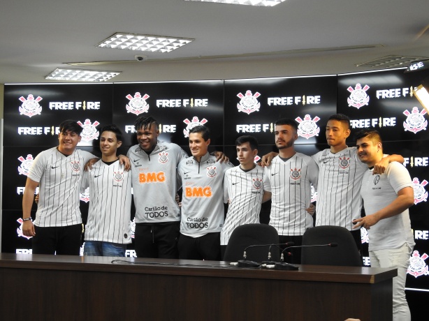 Vital e Jesus posaram com novo time de e-sports do Corinthians