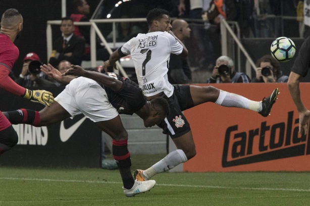 Jô marcou dois gols contra o Athletico-PR na Arena em 2017