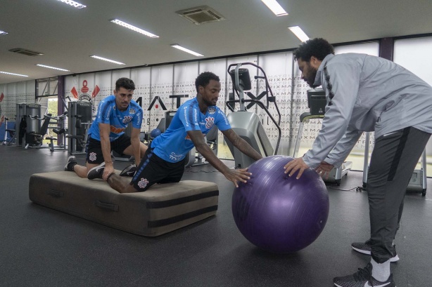 Avelar e Renê no último treino antes de enfrentar o Athletico-PR, pelo Brasileirão