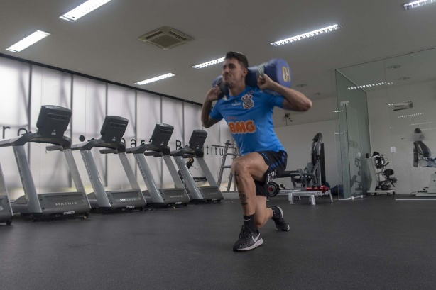 Danilo Avelar no último treino antes de enfrentar o Athletico-PR, pelo Brasileirão