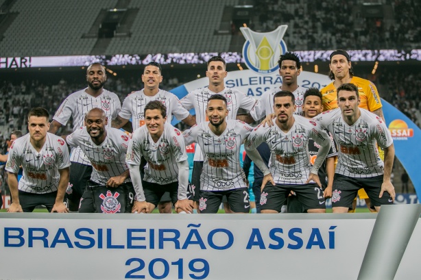 Elenco corinthiano no duelo contra o Athletico-PR, pelo Brasileirão, na Arena Corinthians