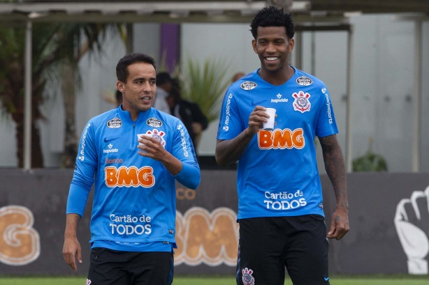 Jadson e Gil no último treino antes de enfrentar o Athletico-PR, pelo Brasileirão