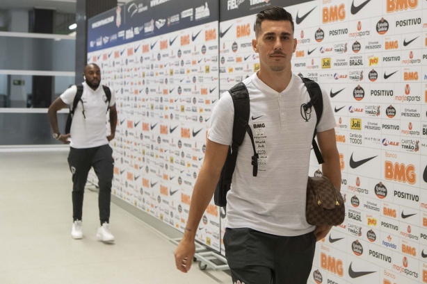 Avelar chega à Arena Corinthians para jogo contra o Athletico-PR, pelo Brasileirão