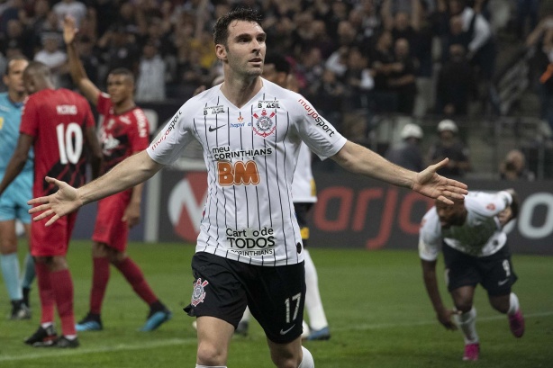 Boselli comemora seu gol contra o Athletico-PR, pelo Brasileirão