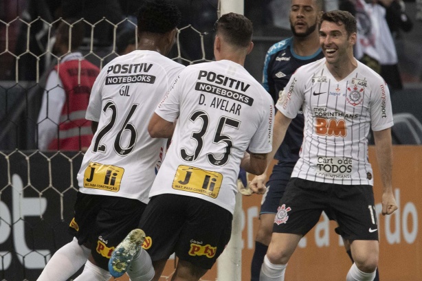 Boselli feliz com seu gol contra o Athletico-PR, pelo Brasileirão