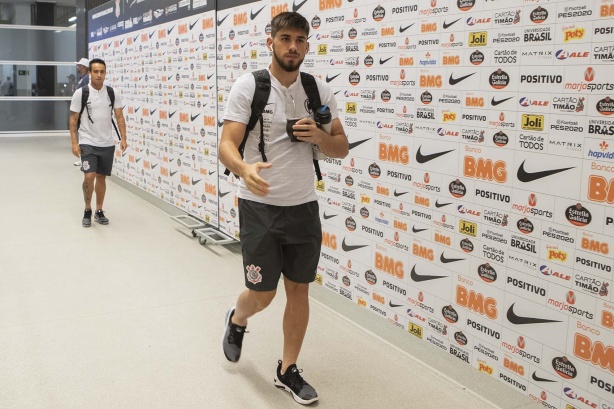 Bruno Méndez chega à Arena Corinthians para jogo contra o Athletico-PR, pelo Brasileirão