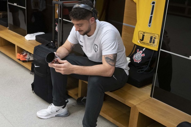 Caíque França no vestiário da Arena Corinthians antes do jogo contra o Athletico-PR