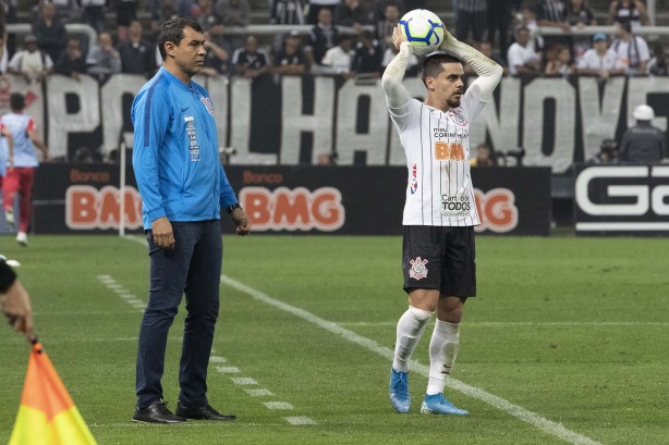 Carille e Fagner durante partida contra o Athletico-PR, pelo Brasileirão, na Arena Corinthians