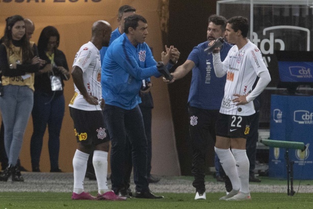 Carille fala com Vital durante partida contra o Athletico-PR, pelo Brasileirão, na Arena Corinthians