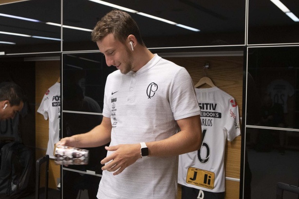 Carlos Augusto no vestiário da Arena Corinthians antes do jogo contra o Athletico-PR