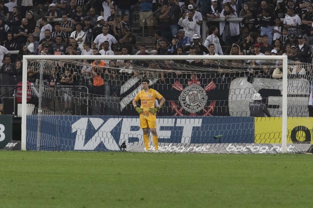 Cássio durante partida contra o Athletico-PR, pelo Brasileirão, na Arena Corinthians
