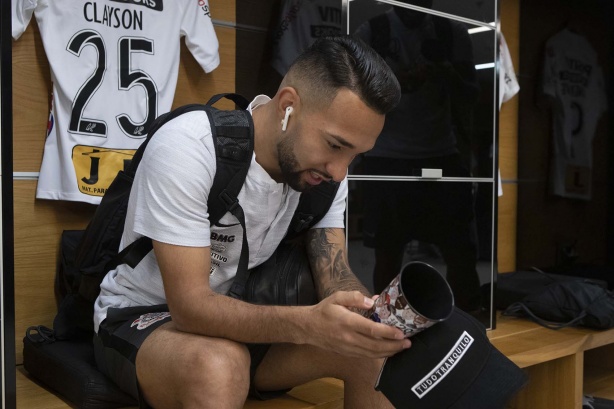 Clayson no vestiário da Arena Corinthians antes do jogo contra o Athletico-PR