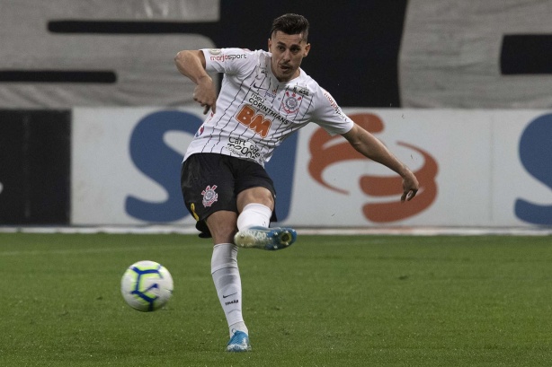 Danilo Avelar durante partida contra o Athletico-PR, pelo Brasileirão, na Arena Corinthians