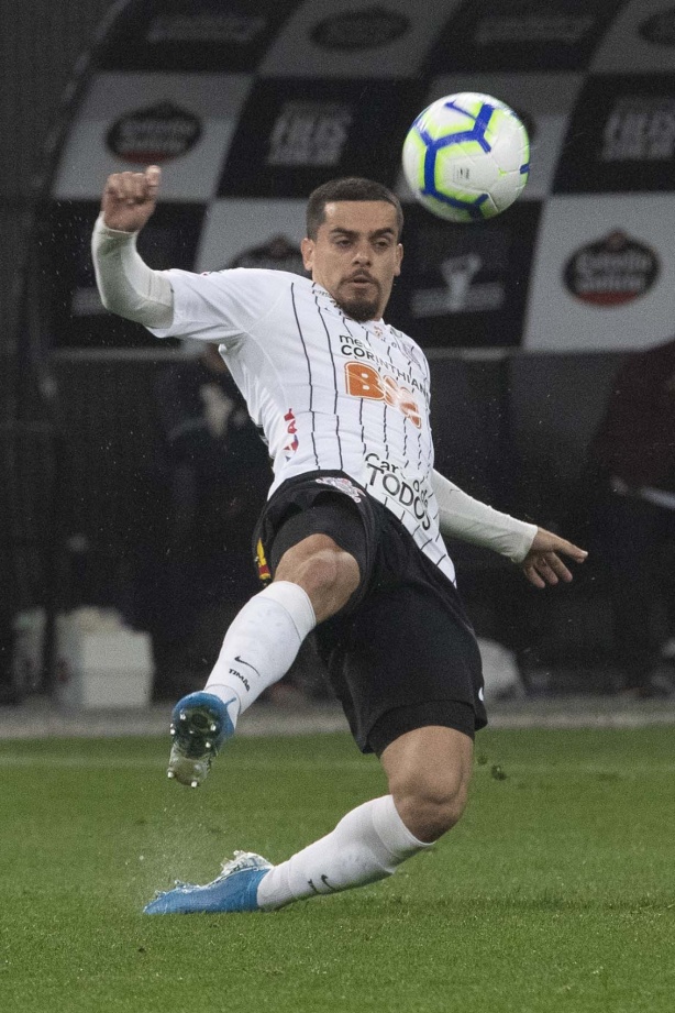 Fagner durante partida contra o Athletico-PR, pelo Brasileirão, na Arena Corinthians