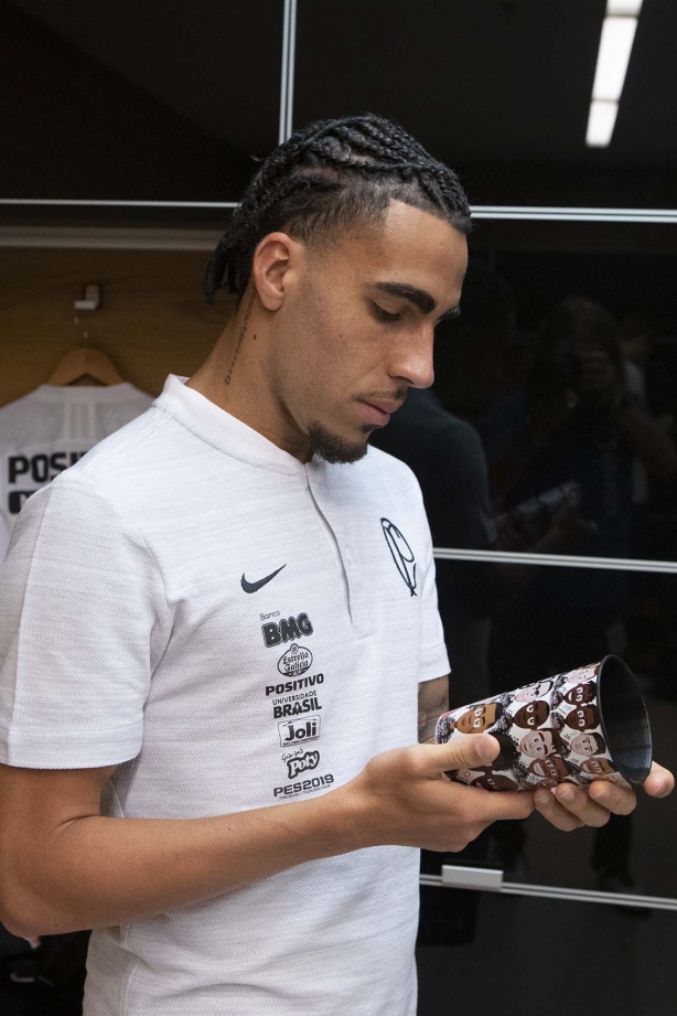 Gabriel no vestiário da Arena Corinthians antes do jogo contra o Athletico-PR