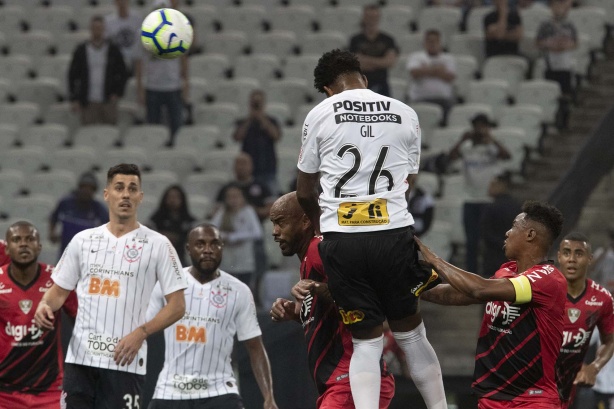Gil durante cabeça certeira que abriu o placar contra o Athletico-PR, na Arena Corinthians