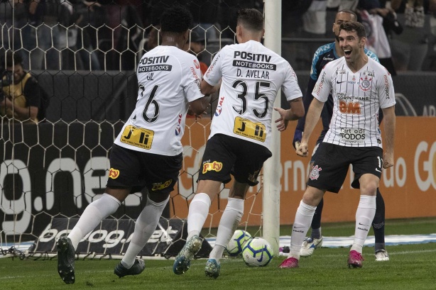 Gil e Avelar comemoram com Boselli seu gol contra o Athletico-PR