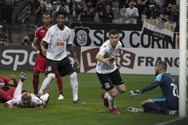 Gil e Boselli no momento do gol do argentino, contra o Athletico-PR, na Arena Corinthians
