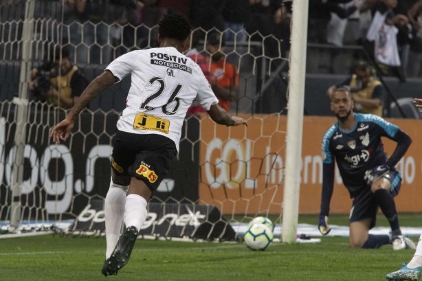 Gil marcou o primeiro gol do Corinthians contra o Athletico-PR, pelo Brasileirão