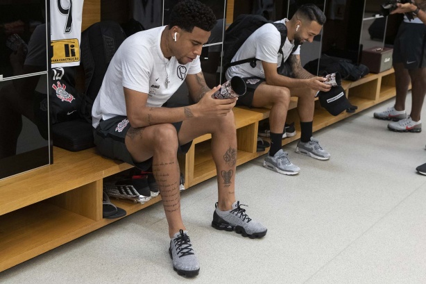Gustavo e Clayson no vestiário da Arena Corinthians antes do jogo contra o Athletico-PR