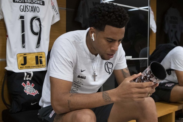 Gustavo no vestiário da Arena Corinthians antes do jogo contra o Athletico-PR