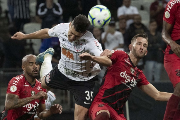 Lateral Danilo Avelar durante partida contra o Athletico-PR, pelo Brasileirão, na Arena Corinthians