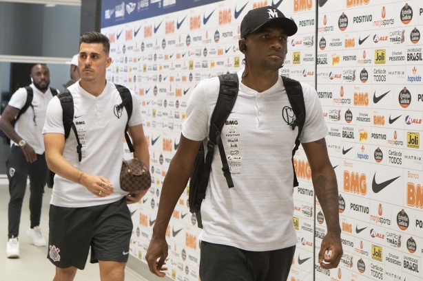 Marllon e Avelar chegam à Arena Corinthians para jogo contra o Athletico-PR, pelo Brasileirão