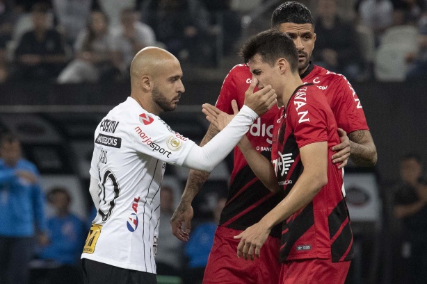 Meia Régis durante partida contra o Athletico-PR, pelo Brasileirão, na Arena Corinthians