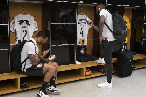 Michel e Manoel no vestiário da Arena Corinthians antes do jogo contra o Athletico-PR