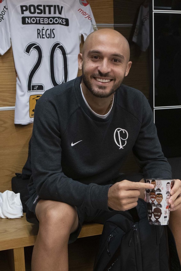 Régis no vestiário da Arena Corinthians antes do jogo contra o Athletico-PR